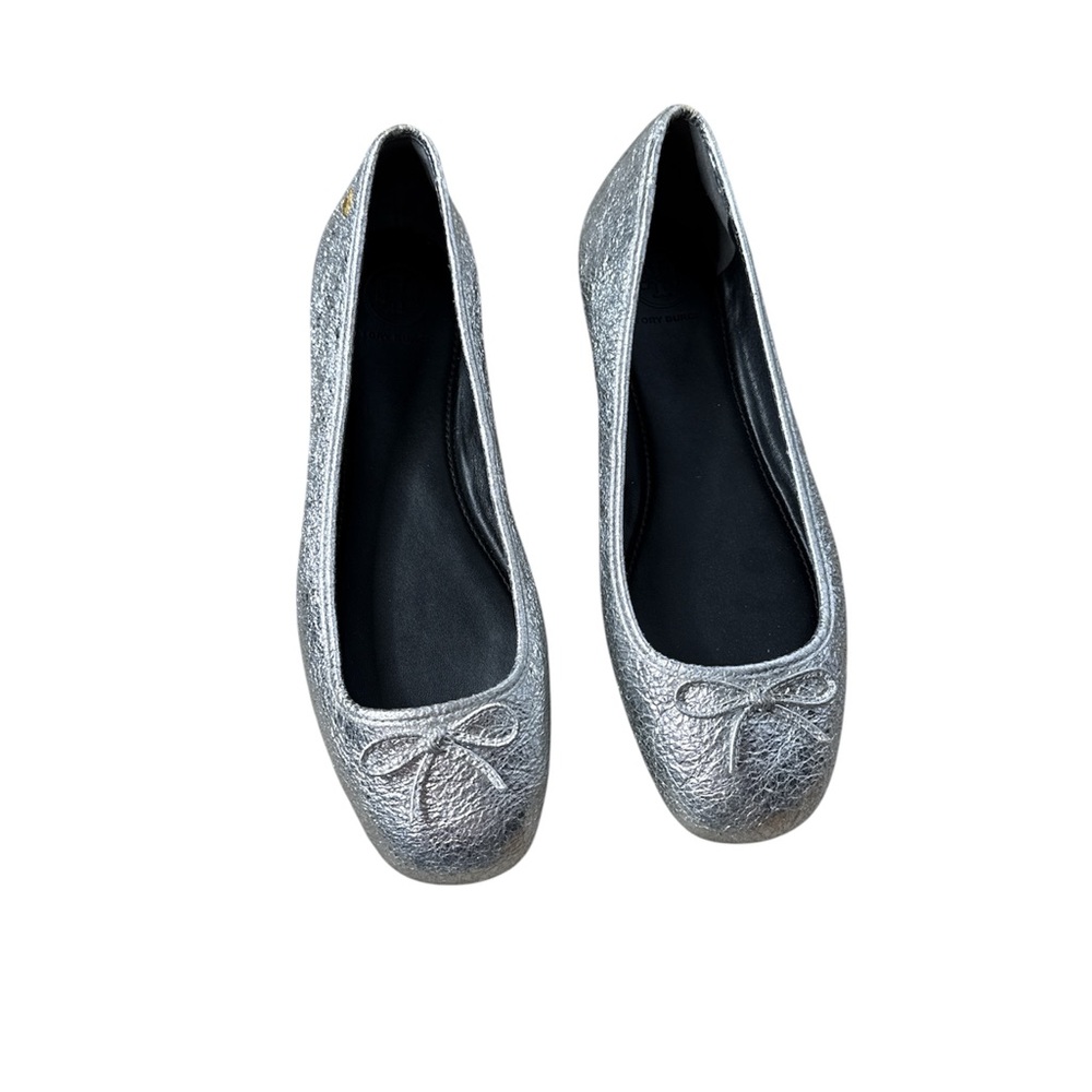 Tory Burch Laila 2 Driver Ballet Flats Crinkle Metallic Silver Shoes Sz 7.5 - Picture 2 of 6